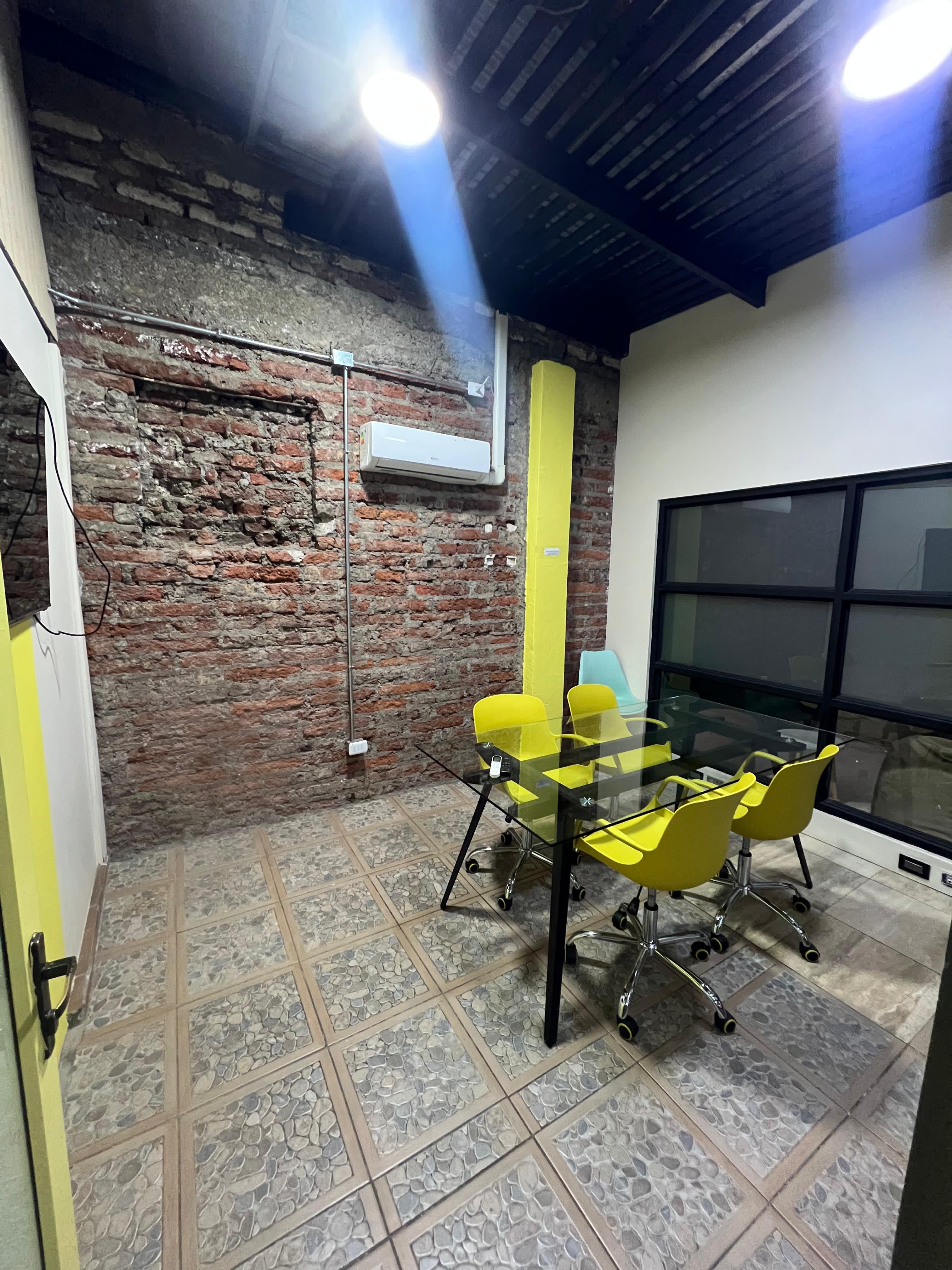 “SALA REFUGIO” Sala Privada (4 personas) PRIMER PISO